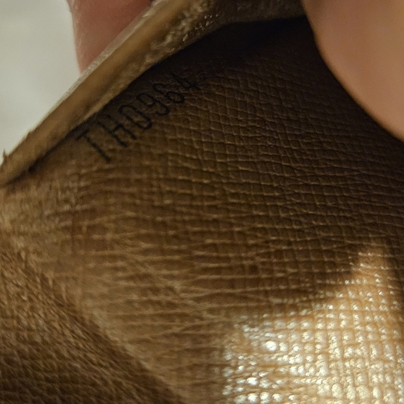 Louis Vuitton Classic Monogram Bi-fold Wallet - Picture 13 of 13